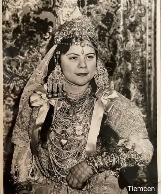 Femme tenue traditionnelle Tlemcen